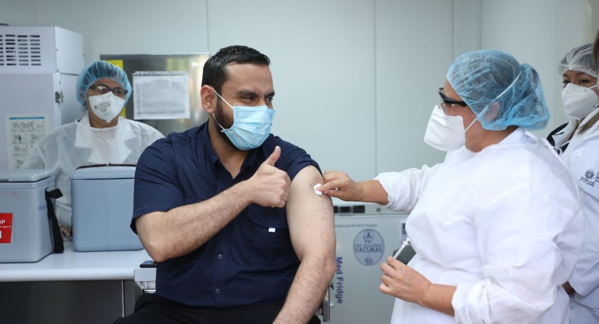 Marzo/2021 ] Ministro de Salud y su Gabinete reciben la primera dosis de  vacuna anti-COVID 19 | MINSAL