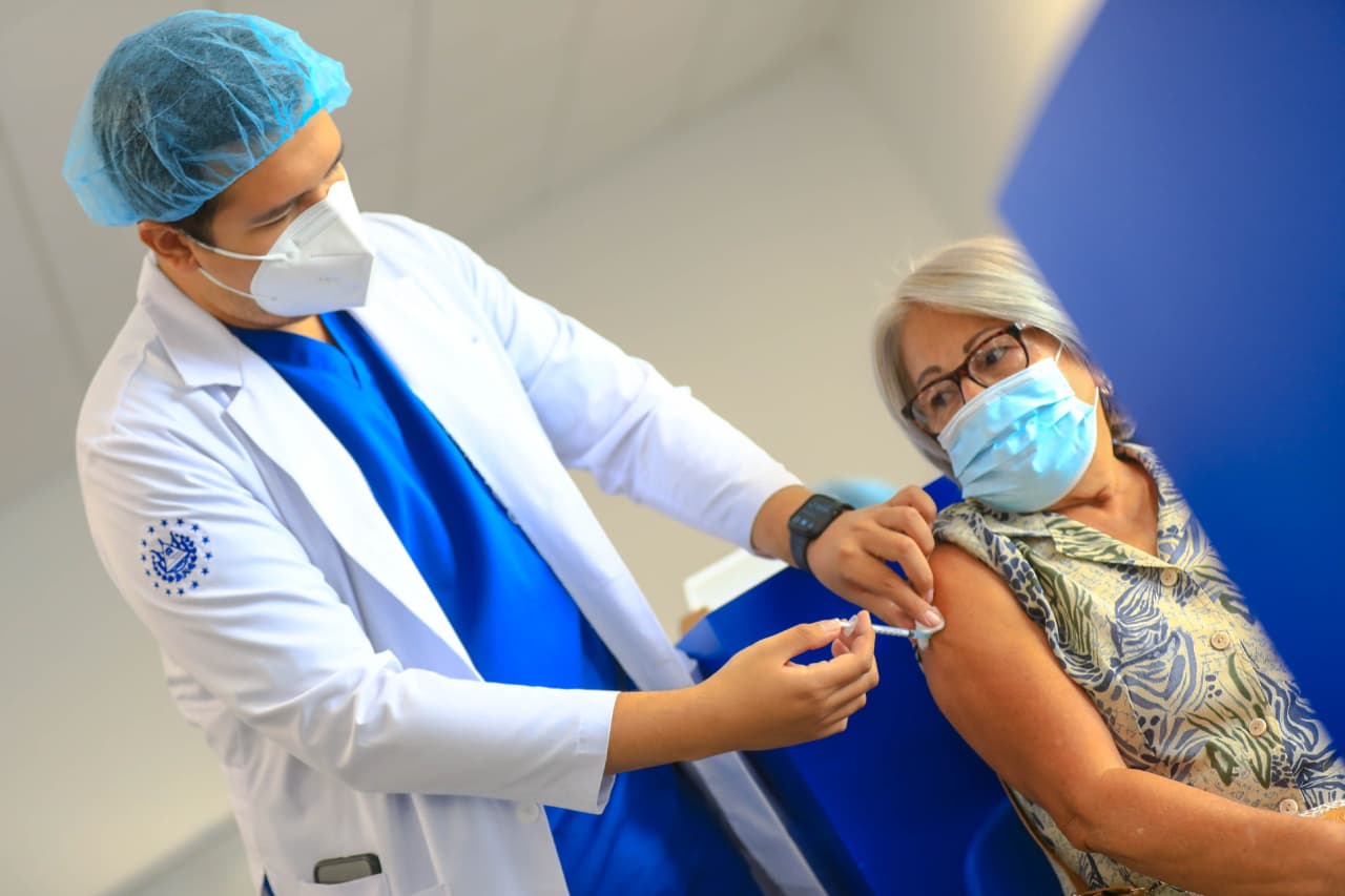 El Salvador superó su propia marca al aplicar 54,937 vacunas anti-COVID-19  en un día - Ministerio de Salud
